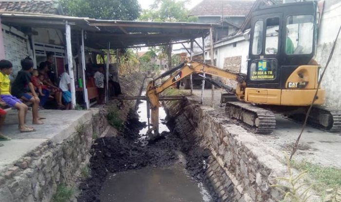 Sering Meluber ke Rumah Warga, Saluran Irigasi Bekacak Dikeruk