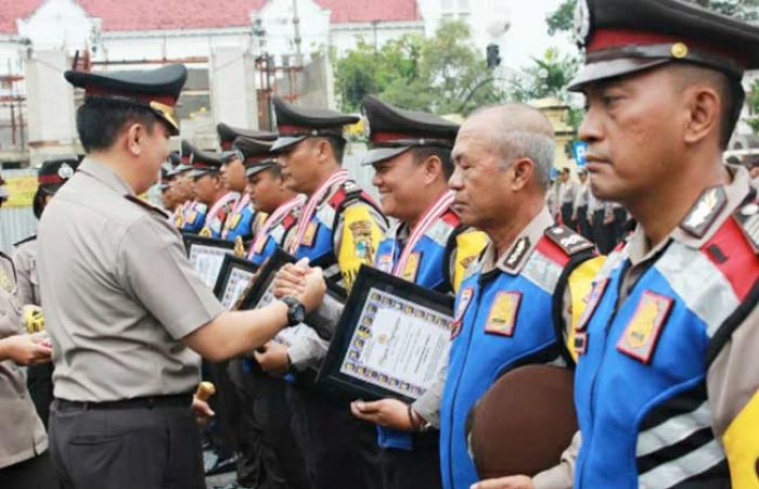 Kapolrestabes Surabaya Beri Reward kepada 10 Anggota Bhabinkamtibnas Terbaik