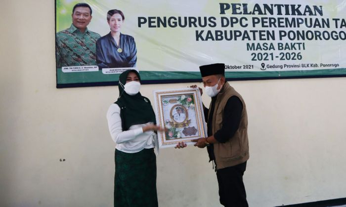 Disaksikan Bupati, Wabup, Hingga Kepala Desa, Ning Lia Lantik Pertani Ponorogo