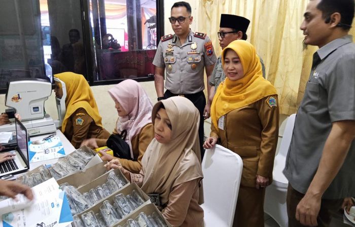 Gandeng Eyelink Group, Komunitas Wartawan Gresik Bagikan Kacamata Gratis di Momen HPN