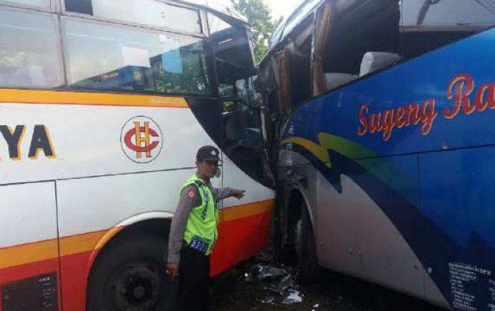 Kecelakaan Bus di Raya Balong Bendo: Sugeng Rahayu Vs Harapan Jaya, 4 Luka-luka