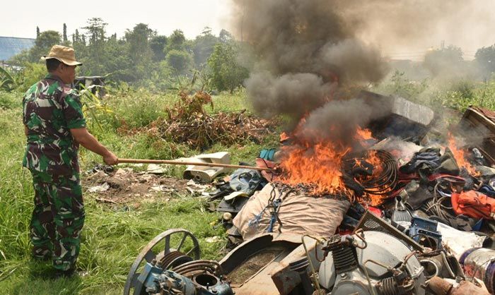 Dislambair Koarmada II Musnahkan Ratusan Alat Selam Tidak Layak Pakai Dislambair Koarmada II Musnahkan Ratusan Alat Selam Tidak Layak Pakai