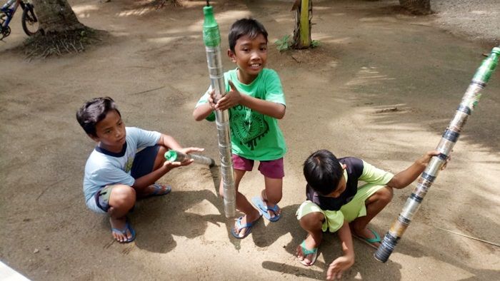 Serunya Ngabuburit Sambil Bermain Meriam Kaleng Bersama Anak-anak di Pantai Kelapa