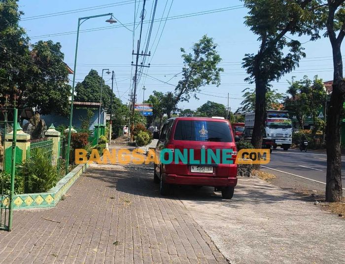 Toko Modern di Grati Pasuruan Diduga Berdiri di Atas TKD yang Diklaim Tanah Kepemilikan Pribadi Toko Modern di Grati Pasuruan Diduga Berdiri di Atas TKD yang Diklaim Tanah Kepemilikan Pribadi