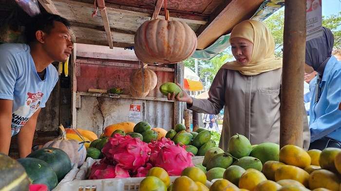 Kampanye di Pasar Blimbing, Khofifah Ingatkan Pedagang Belajar Penjualan Online