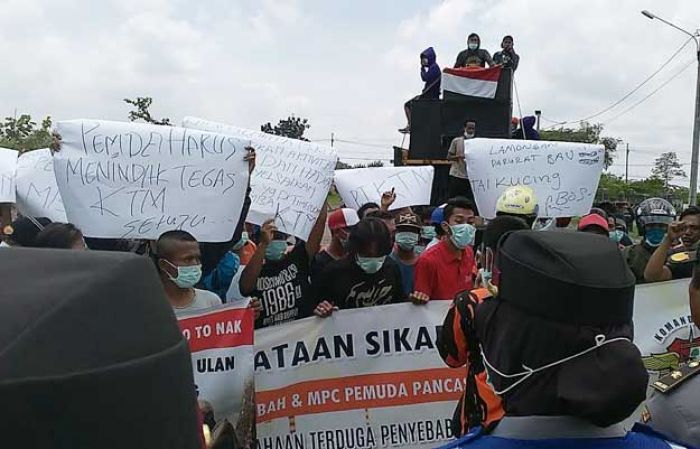 Sejumlah Elemen Masyarakat Demo Pabrik Gula PT KTM, Protes Bau Limbah