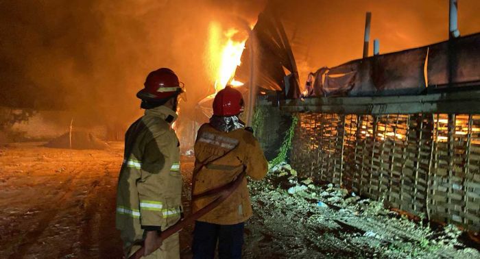 Kebakaran Gudang Biji Plastik di Gresik, Tak Ada Korban Jiwa