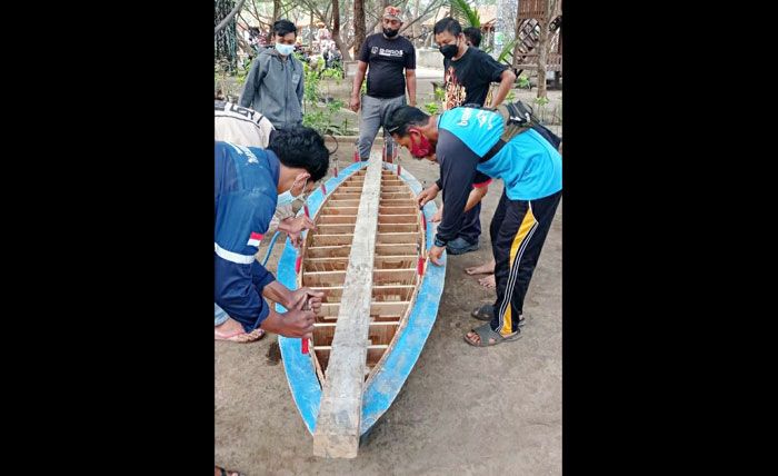 Kembangkan Pokdarwis Bunder, Dosen dan Mahasiswa TKM Poliwangi Buat Perahu Canoe Berbahan Kayu Strip