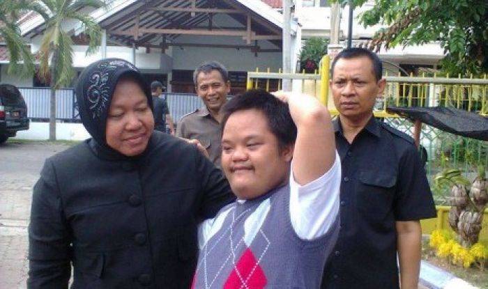 Mengharukan, Pelukan Umay untuk Bu Risma, Walikota Surabaya 