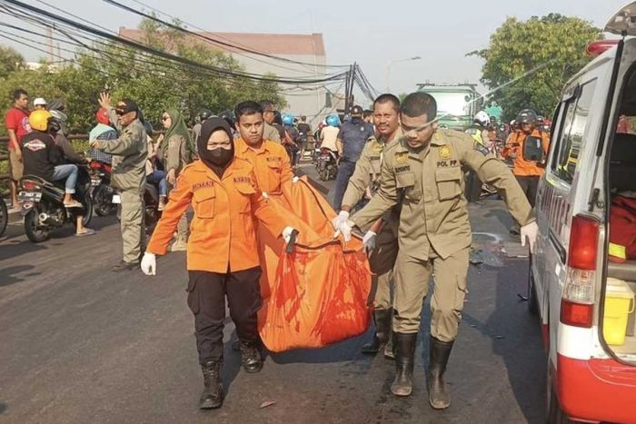 Nahas! Dua Pengendara Motor di Surabaya Tewas Terlindas Truk