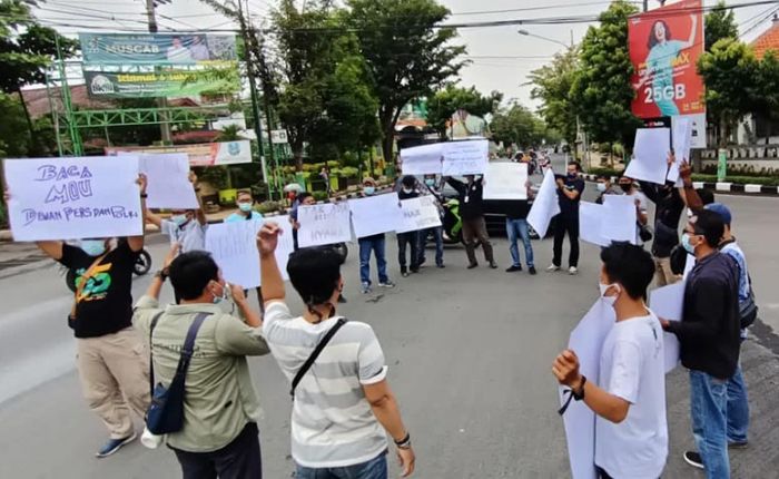 Puluhan Wartawan Tuban Gelar Aksi Solidaritas Mengutuk Tindakan Kekerasan Terhadap Insan Pers