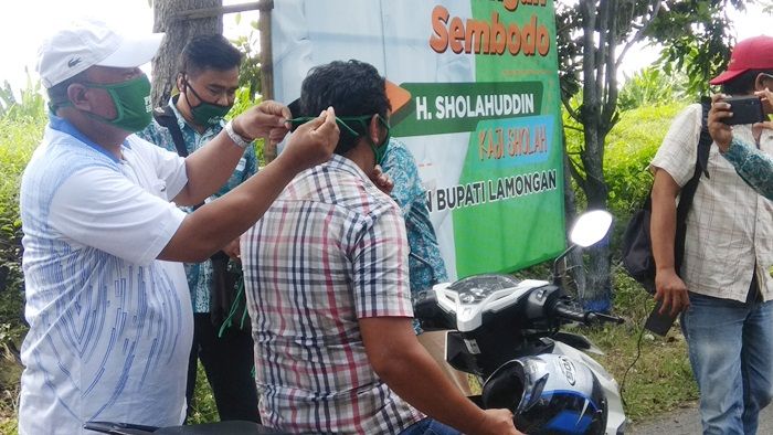 Putus Penyebaran Covid-19, Sholahuddin Bagikan 100 Ribu Masker