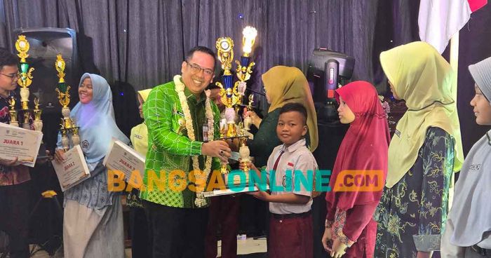 Hakordia 2025: Wali Kota Probolinggo Serahkan Piagam Penghargaan di Festival Edukasi Antikorupsi