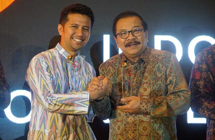 Emil Dardak Bersama Pakde Karwo Terima Penghargaan di Indonesia Visionary Leader
