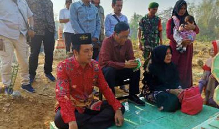 Ziarah ke Makam Orang Tua di Madura, Menkopolhukam Mahfud MD Pimpin Tahlil Sendiri