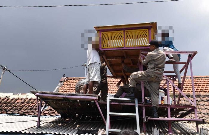 Antisipasi Ajang Perjudian, Satpol PP Surabaya Bongkar Tujuh Bekupon di Gubeng Masjid