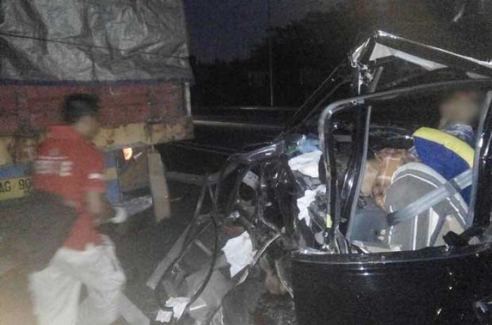 Pick Up Tabrak Tronton di Jembatan Mertek Sidoarjo, Dua Tewas