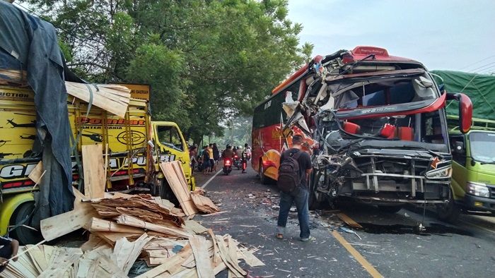 Bus Cepat Sugeng Rahayu Hajar Truk Muat Triplek di Ngawi, Tiga Orang Terluka