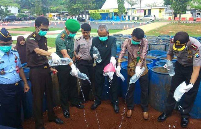 48.700 Liter Arak Hasil Operasi Cipkon Dimusnahkan di Mapolres Tuban