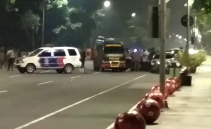 BREAKING NEWS: Seorang Pria Tinggalkan Tas Diduga Berisi Bom di Depan Royal Plaza