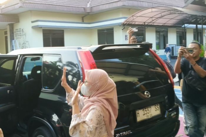 Pulang Haji, Eks Bupati Rini Diperiksa Kejari Blitar dalam Dugaan Korupsi Dam Kali Bentak Pulang Haji, Eks Bupati Rini Diperiksa Kejari Blitar dalam Dugaan Korupsi Dam Kali Bentak