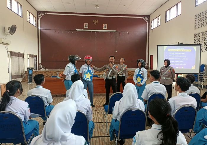 Satlantas Polres Kediri Kota Edukasi Pelajar SMAN 1 Kota Kediri tentang Keselamatan Berlalu Lintas