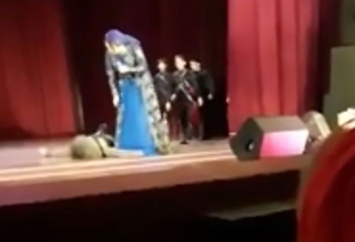 Orang Ini Tewas dengan Diiringi Tepuk Tangan Penonton