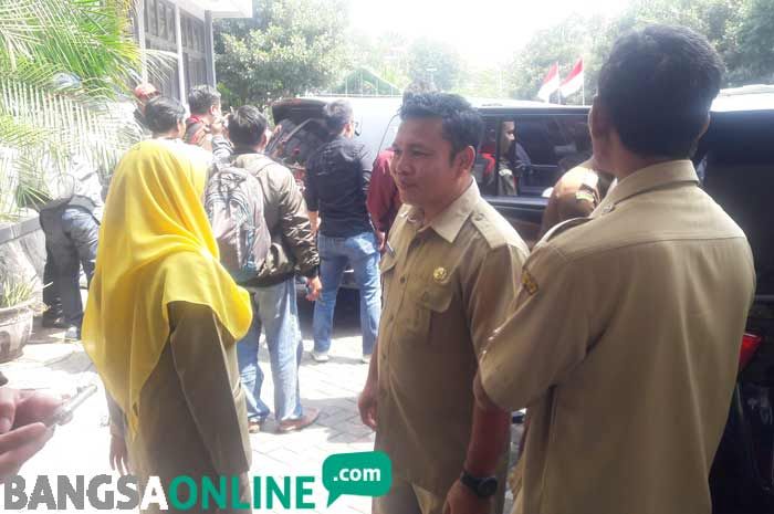 Pasca Penggeledahan, Sopir Kadinkes Gresik Kembali Dimintai Keterangan oleh Kejari