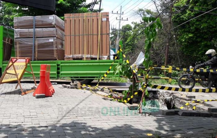 Tak Mampu Tahan Beban, Jembatan Gulomantung Gresik Ambrol