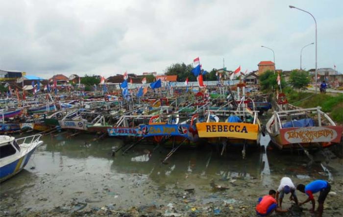 Cuaca Buruk, Sudah 3 Minggu Nelayan di Gresik Tak Melaut