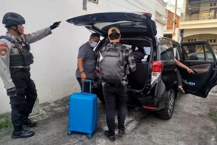 KPK Bawa 1 Koper Hasil Penggeledahan Rumah Eks Kabid Disbudparpora Ponorogo