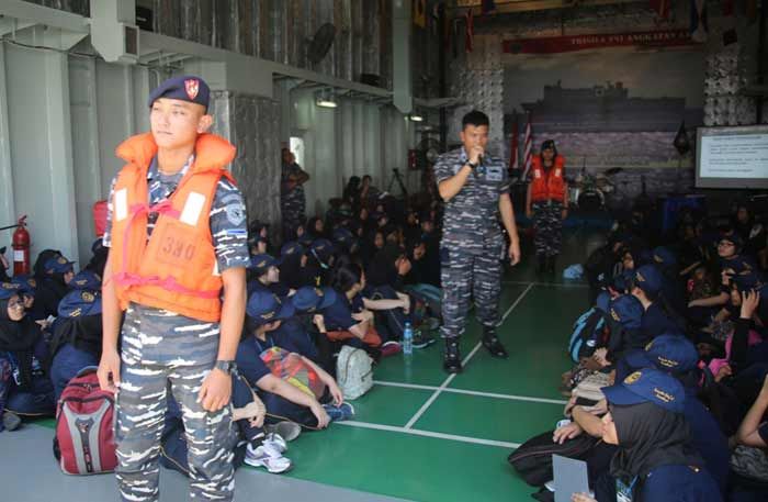 Mahasiswa Baru UHT Ikuti Joy Sailing dengan KRI dr. Soeharso-990