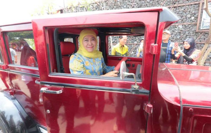 Khofifah Dibuat Takjub saat Kunjungi Produksi Mobil Klasik di Sidoarjo