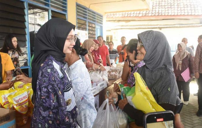 Ikut Layani Masyarakat saat Pasar Murah, Wali Kota Kediri Pastikan Stabilitas Stok dan Harga Bapok