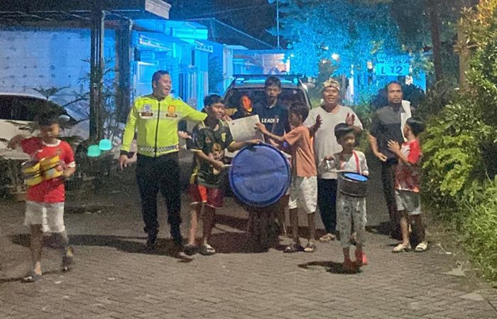 Humanis! Polisi Masuk Gang Ikut Tradisi "Gugah-Gugah" Sahur di Bangil Pasuruan