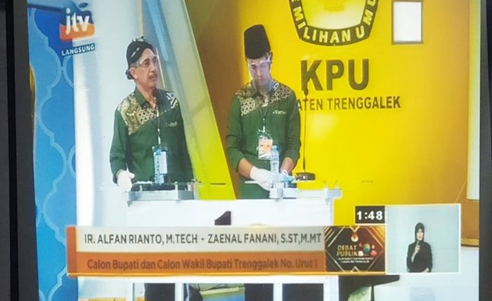 Debat Perdana Pilkada Trenggalek, Cabup Alfan Minta Pasangannya Bantu Jawab: Engko Aku Tok Ae