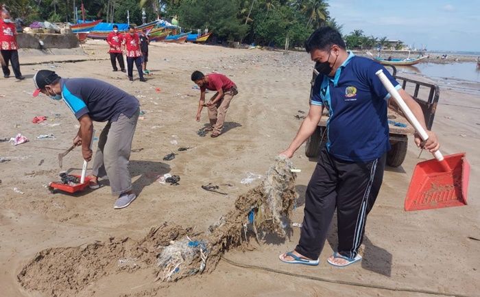 Peduli Kebersihan Lingkungan, WBP dan Petugas Lapas Tuban Bersih-Bersih Kawasan Pantai Kelapa
