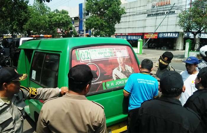 Bawaslu dan Petugas Gabungan di Jombang Tertibkan Stiker Capres yang Dipasang di Angkutan Umum