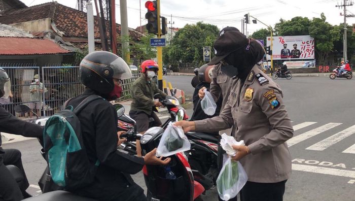 Bakti untuk Negeri, Polresta Banyuwangi Bagikan 300 Masker kepada Pengguna Jalan