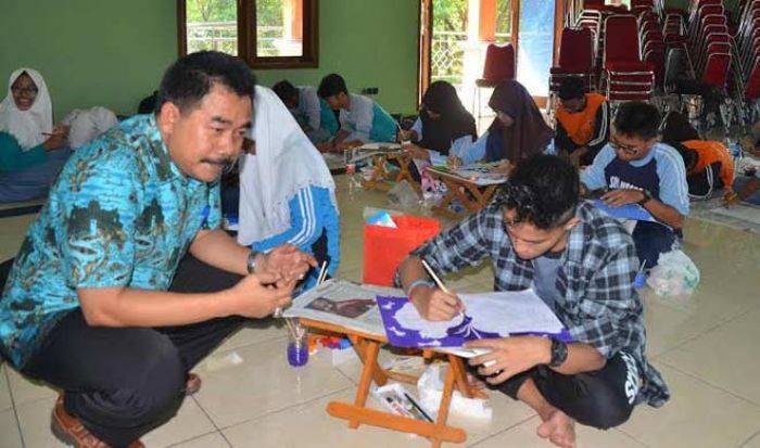 Peserta Lomba Membatik antar Pelajar di Lamongan Menurun