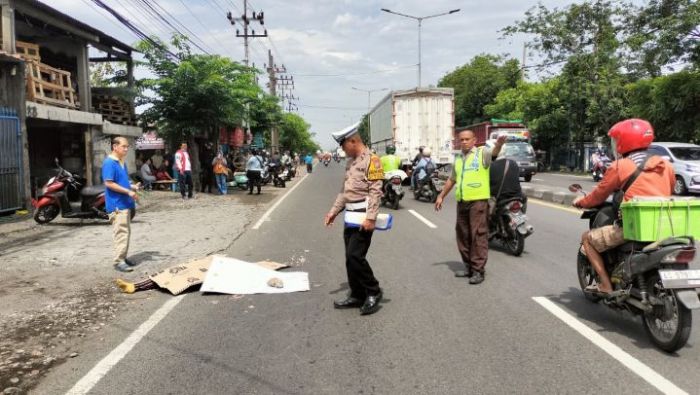 Wanita di Bringinbendo Sidoarjo Tewas Usai Terjatuh dari Sepeda Kayuh dan Terlindas Ban Truk