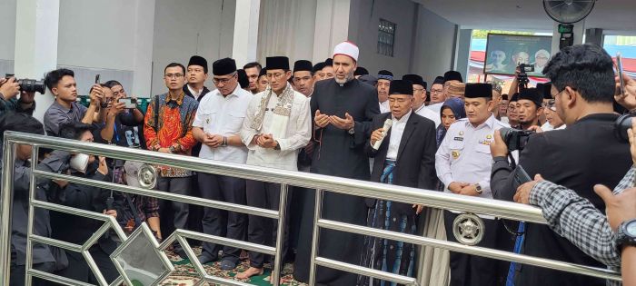Menteri Sandiaga Uno Gunting Pita Monumen KH Abdul Chalim, Resmikan Desa Wisata Religi Leuwimunding