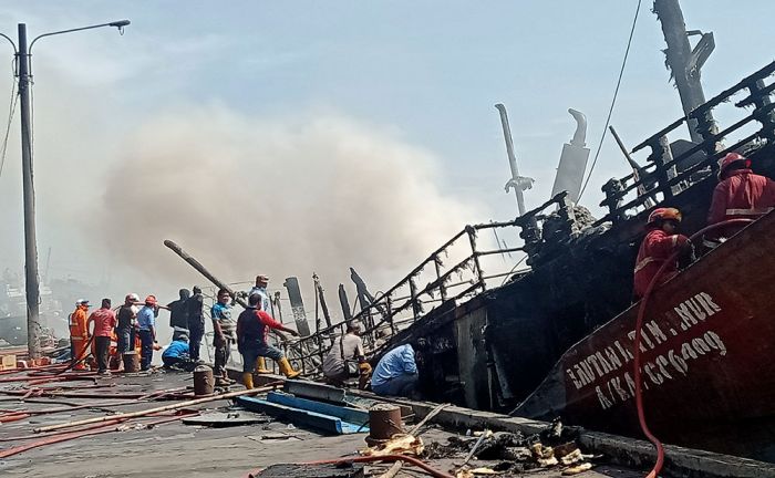 ​Kapal Ikan Terbakar di Pelabuhan Perikanan Pantai Mayangan Kota Probolinggo