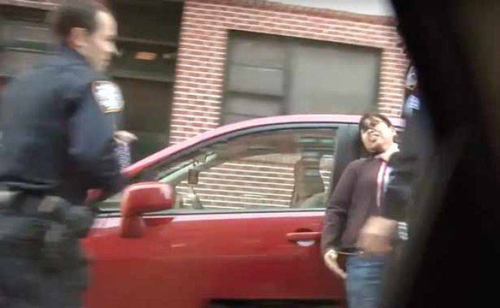 Ya Ampun... Polisi ini Ketangkap Kamera Cekik Pengemudi Perempuan