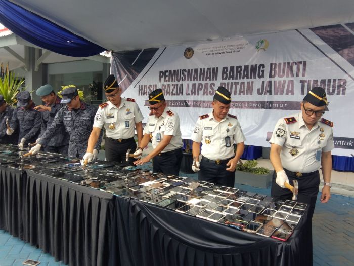 Ditjenpas Musnahkan 441 HP Hasil Razia Lapas se-Jatim