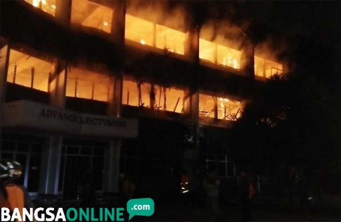 Kampus Undar Jombang Terbakar, Gedung Tiga Lantai Hangus Dilalap Api