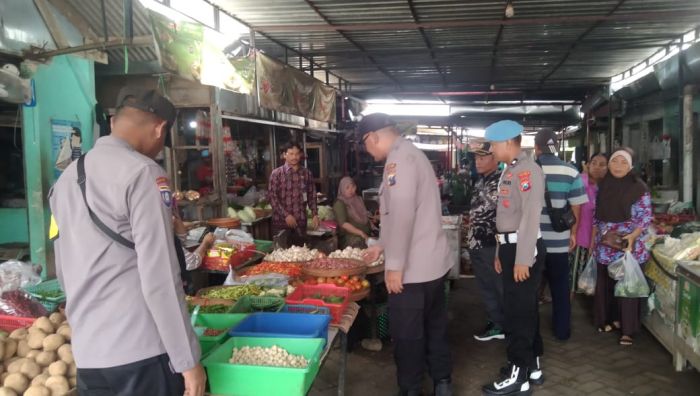 Pastikan Stok dan Harga Bapokting Aman Jelang Nataru, Polsek Paron Ngawi Lakukan Monitoring Pasar