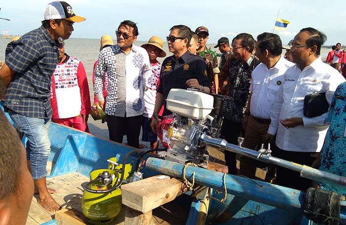 Kunjungi Tuban, Menteri ESDM Serahkan 200 Paket Perdana Konverter Kit pada Nelayan