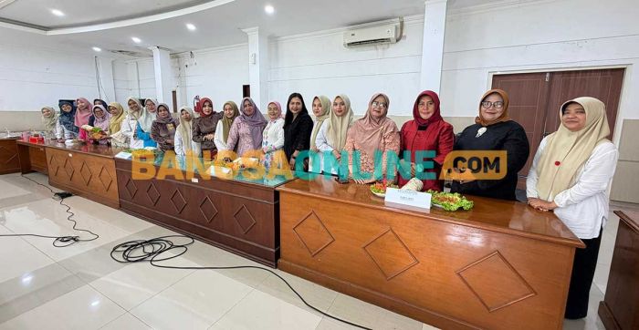 DWP Sekretariat DPRD Sidoarjo Meriahkan Hari Ibu dengan Senam hingga Lomba Masak Sambal