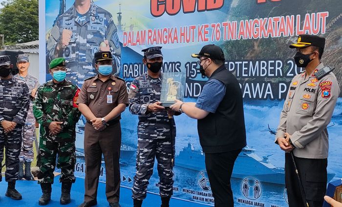 Pangkoarmada II dan Bupati Kediri Tinjau Serbuan Vaksinasi di Stadion Canda Bhirawa